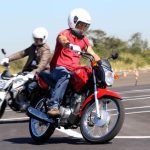 10 trucos para manejar moto como un experto: sentirse seguro Dos motos de 125 cc giran hacia la izquierda en una prueba de manejo