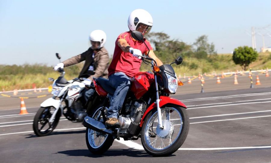 Dos motos de 125 cc giran hacia la izquierda en una prueba de manejo