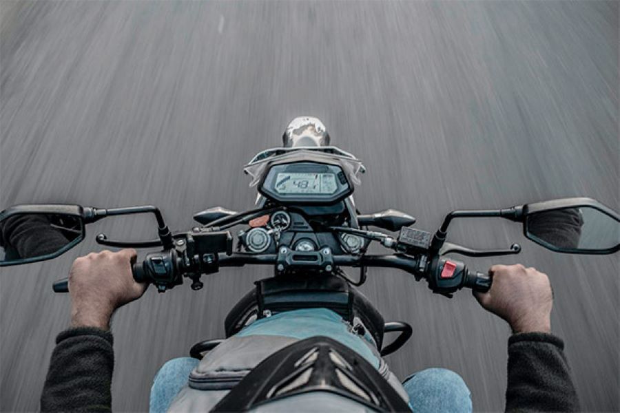 dos manos en un manubrio de moto vistas desde la óptica del piloto