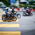 ¿Cuál es el mejor seguro para moto en Argentina? Un grupo de motociclistas acaba de cruzar una senda peatonal amarilla