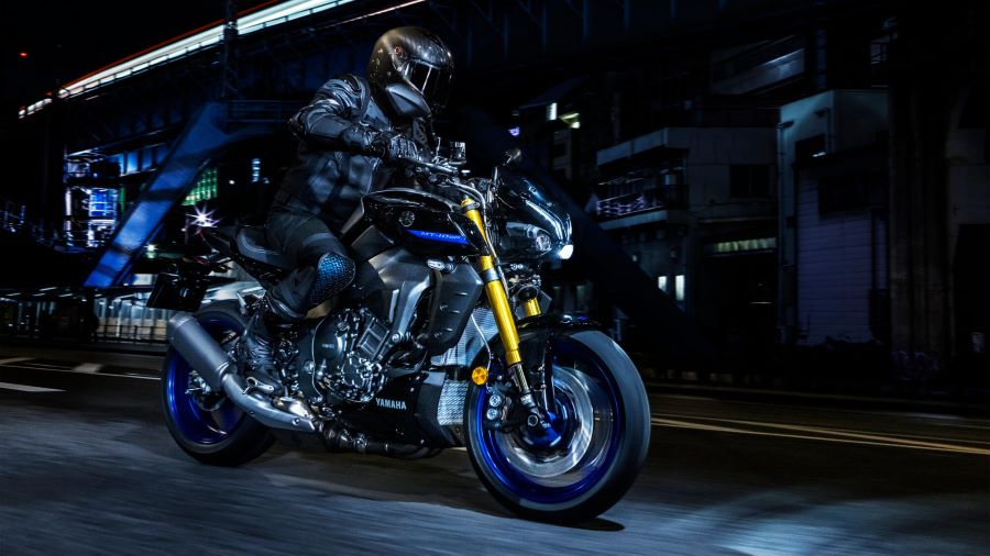 Una Yamaha MT-19 2024 azul se desplaza a toda velocidad en la noche ciudadana