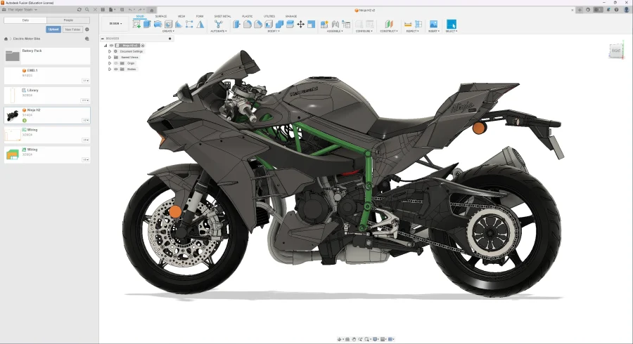 En un monitor de PC se ve una plantilla de personalizaión en la que se trabaja sobre una moto Kawasaki deportiva