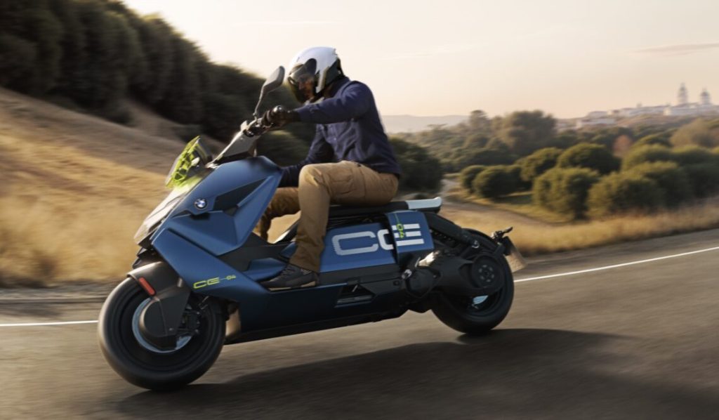un usuario gira a la derecha en una carretera con su scooter eléctrico BMW CE 04 2026