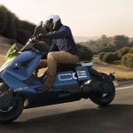 BMW CE 04: se actualiza el scooter eléctrico premium un usuario gira a la derecha en una carretera con su scooter eléctrico BMW CE 04 2026