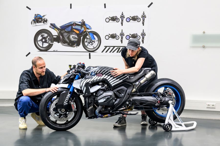 Un ingeniero y una ingeniera de BMW analizan una BMW R 1300 R TITAN