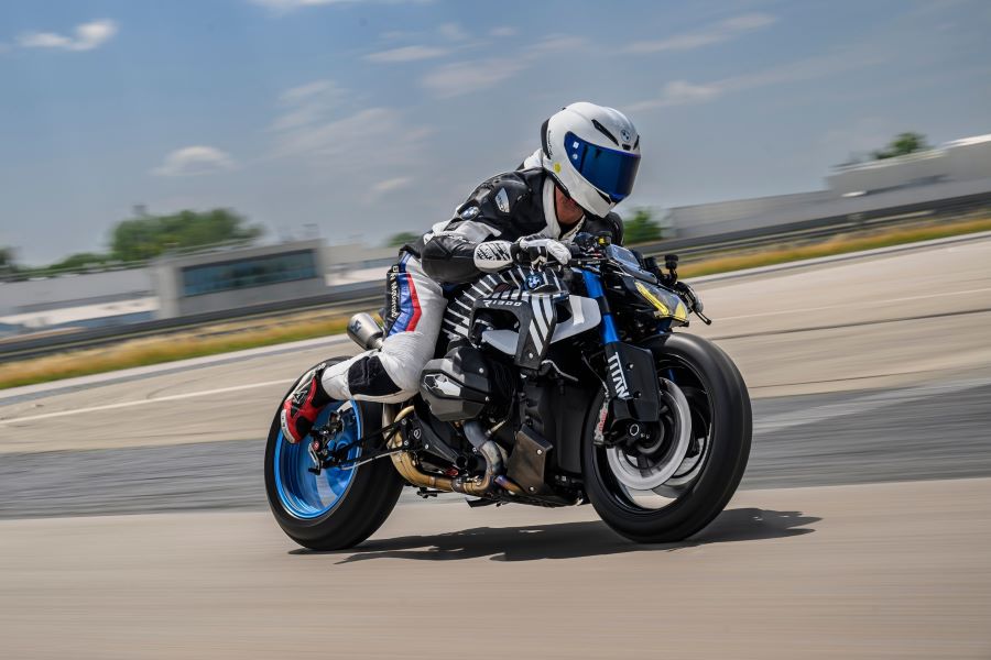 Una BMW R 1300 R TITAN lanzada a toda velocidad en una pista
