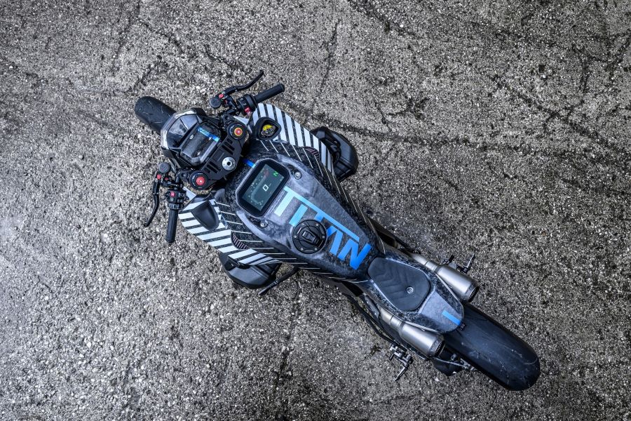 Vista cenital de una BMW R 1300 R TITAN muestra la pantalla digital sobre le tanque