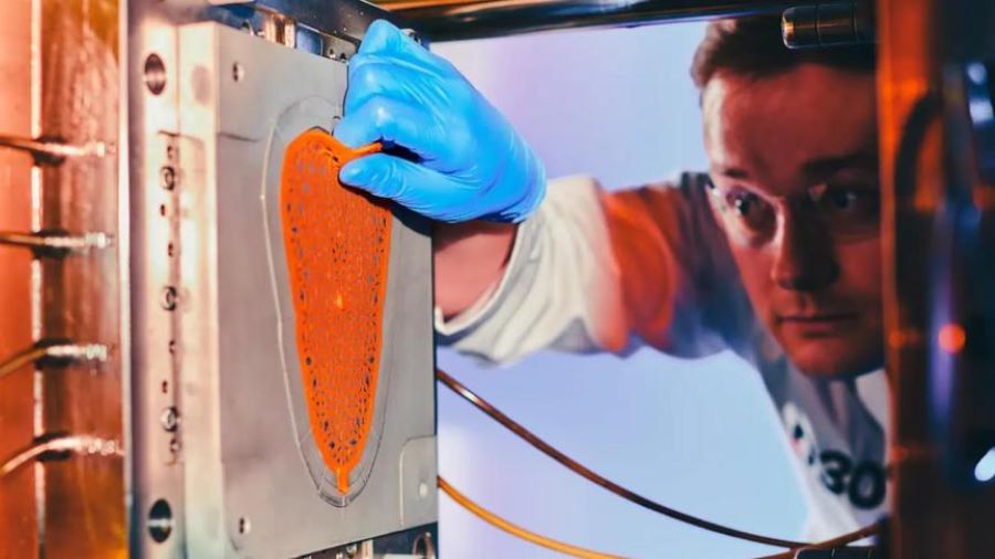 Un operario de la empresa D30 trabaja en una impresora 3D para cascos líquidos