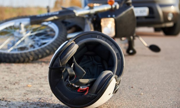 ¿Qué pasa si se cae el casco de la moto?