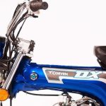 Moto 70 cc: qué es, para qué sirve y cuánto cuesta Vista parcial de una moto Corven DAX 70 azul