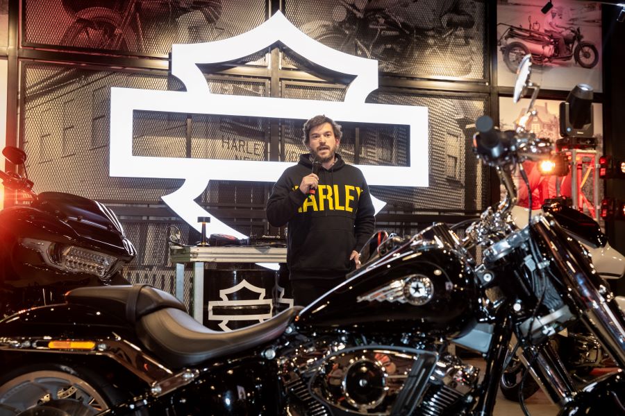 Federico Luchessi, Brand Manager de Harley-Davidson Argentina dirige la palabra en la inauguración del local principal