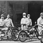 Foto histórica de ingenieros y operarios de Yamaha con los primeros modelos de la marca japonesa