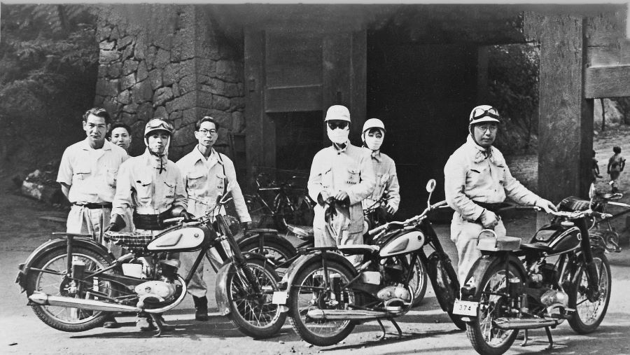 Historia Yamaha-1900 Foto histórica de ingenieros y operarios de Yamaha con los primeros modelos de la marca japonesa