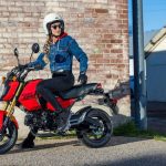 Tipos de moto urbanas: guía completa para elegir la ideal Una Honda Grom de 70 cc roja