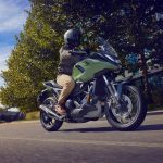 Honda NC750X vuelve renovada en su versión 2025 Una Honda NC750X verde se desplaza por una ruta