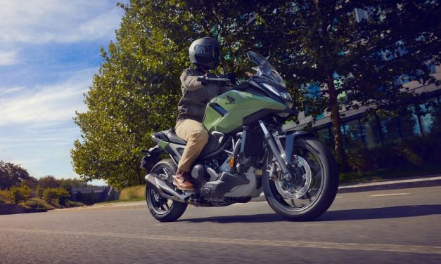 Honda NC750X vuelve renovada en su versión 2025