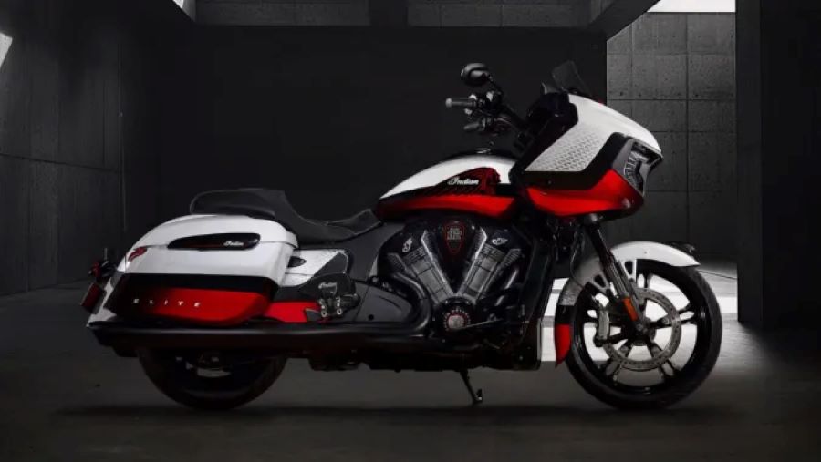 Lateral derecho de una Indian Challenger Elite 2025 roja y blanca
