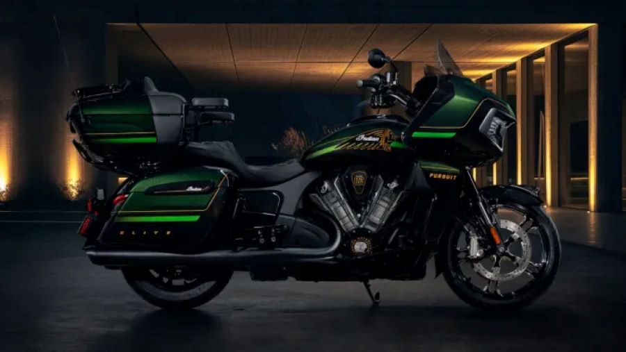 Vista derecha de una Indian Pursuit Elite 2025 verde con asiento y motor negros