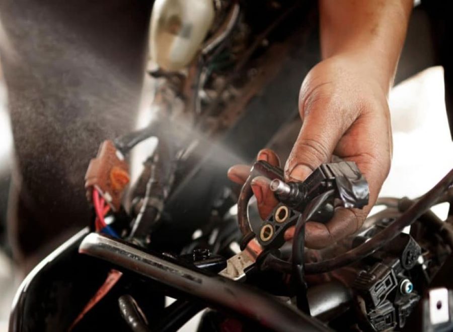 Reparando el sistema de inyección electrónica de una moto