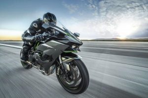 Una Kawasaki Ninja H2R avanza a toda velocidad y en solitario sobre un asfalto