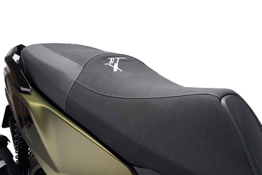Asiento del scooter kymco DTX 350 2025, de color negro y con siglas bordadas en blanco en la parte superior trasera
