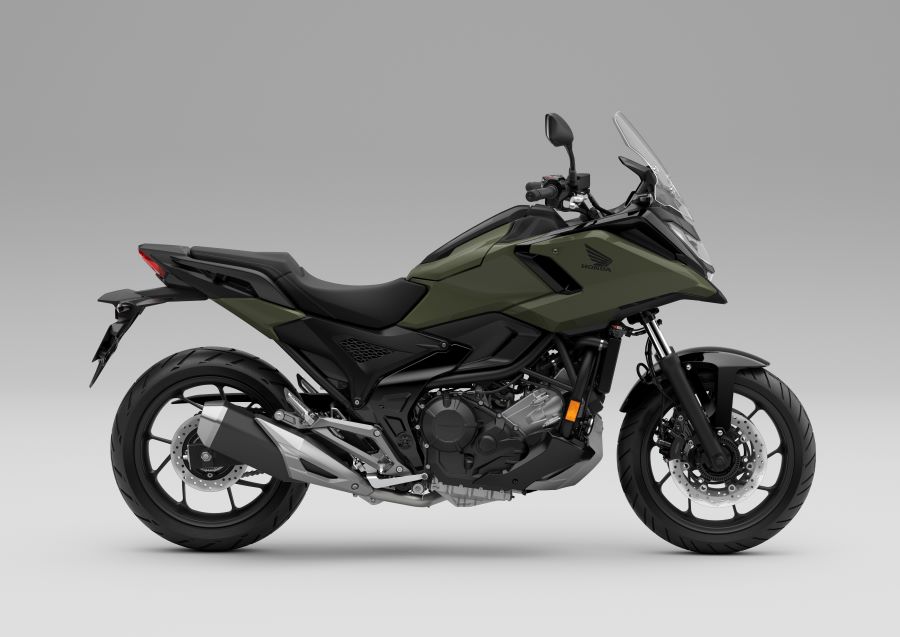 Honda NC750X vuelve renovada en su versión 2025 Vista lateral derecha de una Honda NC750X verde