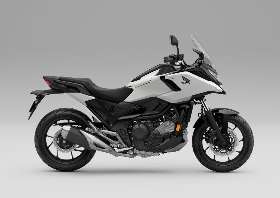 Honda NC750X vuelve renovada en su versión 2025 Vista lateral derecha de una Honda NC750X blanca