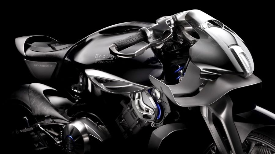 Foto artística que muestra media RMB01 sobre fondo negro