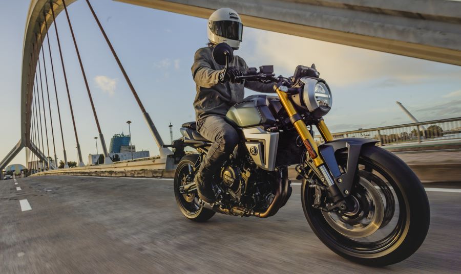 Una Suzuki GSX-8T verde metalizado cruza un puente