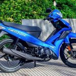 TVS NEO NX CBS: diseño, seguridad y agilidad CUB Una TVS NEO NX CBS azul estacionada en la vereda