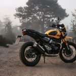 Triumph Scrambler 400 XC: ADN off-road en tamaño compacto Una Triumph Scrambler 400 XC posa solitaria en un ambiente campestre y con bruma