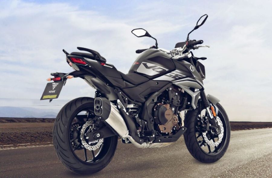 Una Voge 625R gris metálico parada en una ruta pavimentada