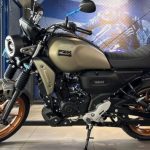 Yamaha FZ-X Hybrid: retro, conectada y única en su clase Una Yamaha FZ-X Hybrid 2025 verde parada sobre una escenario durantre su presentación oficial en India