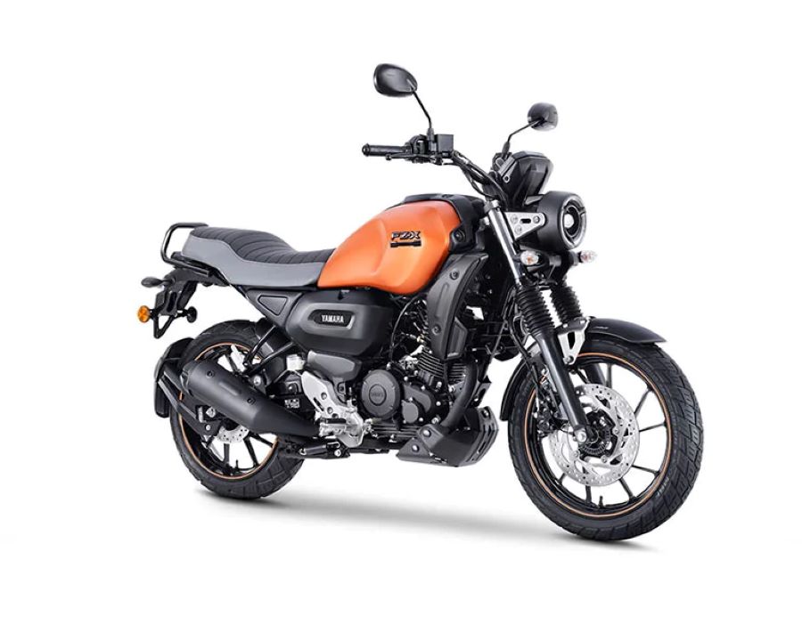 Vista lateral derecha en perspectiva de una Yamaha FZ-X Hybrid naranja