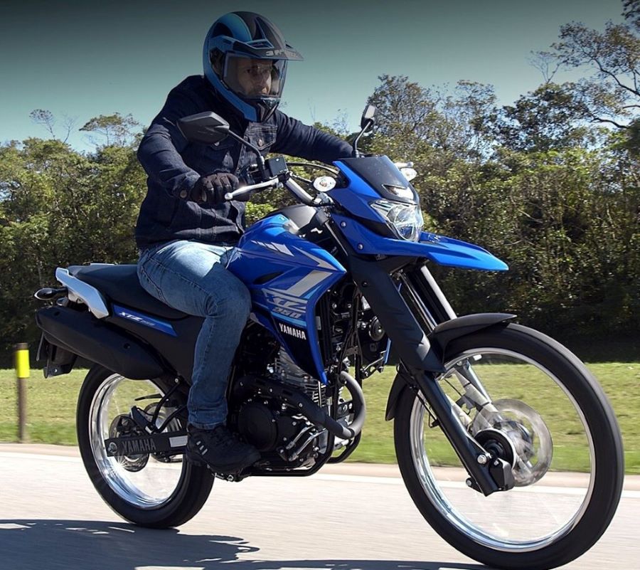 Yamaha xtz-250 azul en circulación