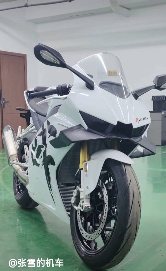 ZXJC 820RR, nueva rival china para la MV Agusta F3 800 Vista en perspectiva de un prototipo de la ZXJC-820RR blanco en una exposición