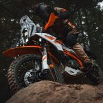 KTM 390 Adventure R: cómo es la versión más extrema Un piloto tracciona una KTM 390 Adventure R sobre un macizo rocoso