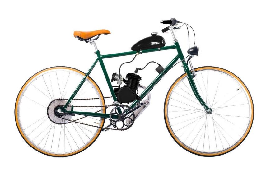 Una moto bicicleta constituida a partir de un kit de motor de combustión