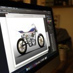 En una monitor de PC se observa una plantilla de personalización de motos con una imagen de una motocross