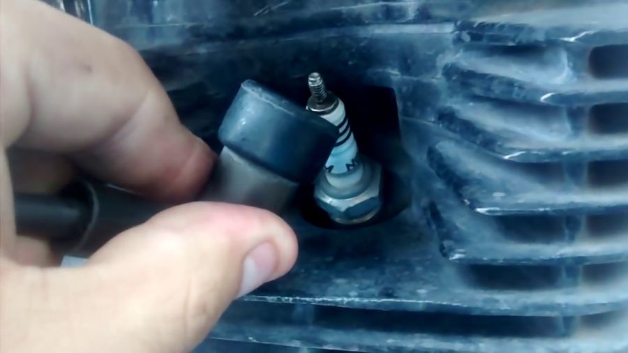 Retirando el capuchón de una bukía de moto