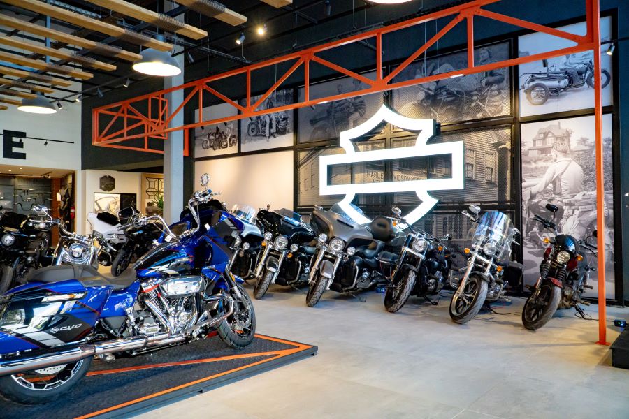 Diferentes modelos Harley-Davidson se muestran el el local de la marca ubicado en Olivos, Buenos Aires