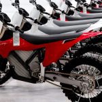 Stark Varg: el éxito eléctrico de una startup española Una serie de modelos de Stark Varg EX dispuestos paralelamente y consecutivamente hasta perderse en la imagen