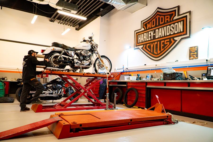 En un sector de taller y servicios del nuevo local de Harley en Buenos Aires, un operario trabaja sobre una moto sobre un caballete 