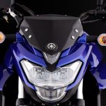 Motos 250 cc Yamaha: modelos, características y precios Frontal de una Yamaha FZ25 azul
