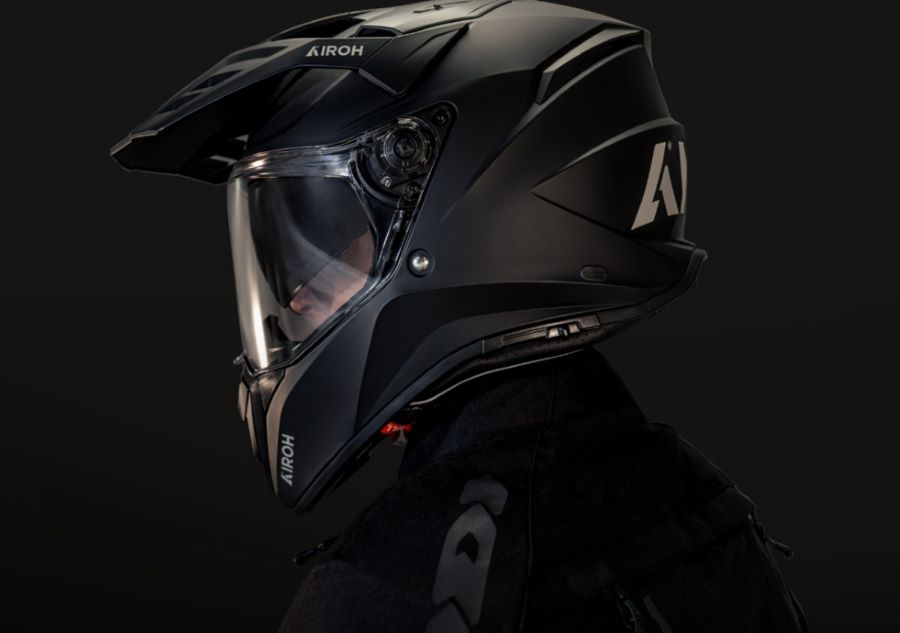 Parte superior de un piloto que calza un casco Airoh Bandit negro