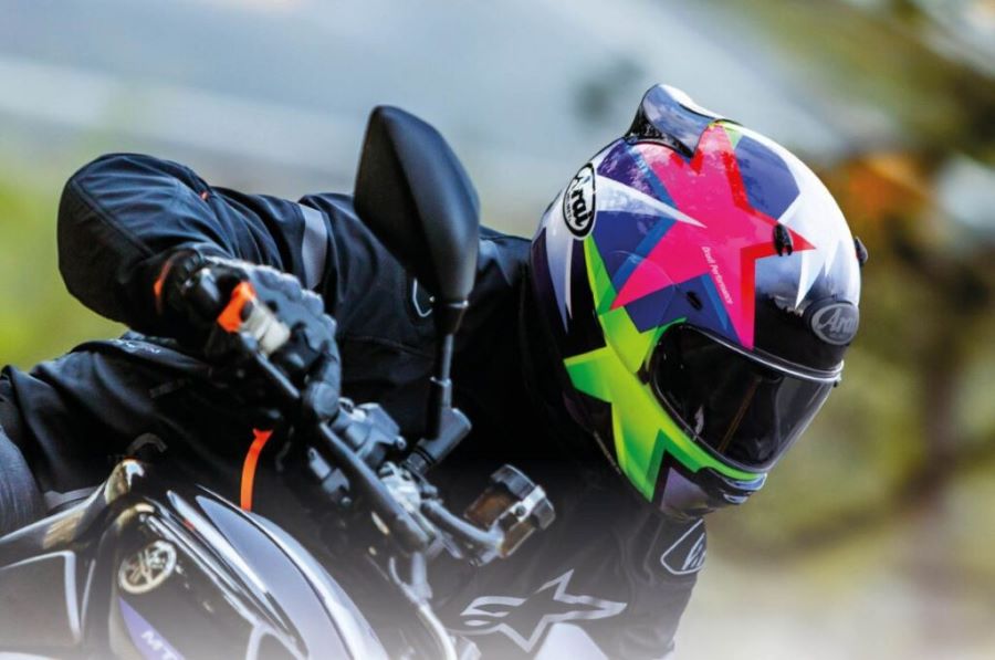 Un piloto gira en su superdeportiva con una casco Arai Quantic flúor