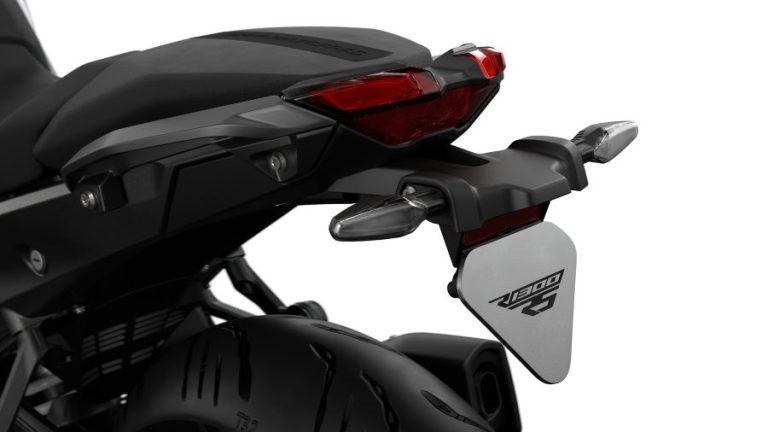 Parte trasera de una BMW R 1300 RS con el asiento suspendido sobre la rueda