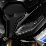 BMW R 1300 RS 2026: diseño renovado y confort de larga ruta Frontal de una BMW R 1300 RS 2026 blanca
