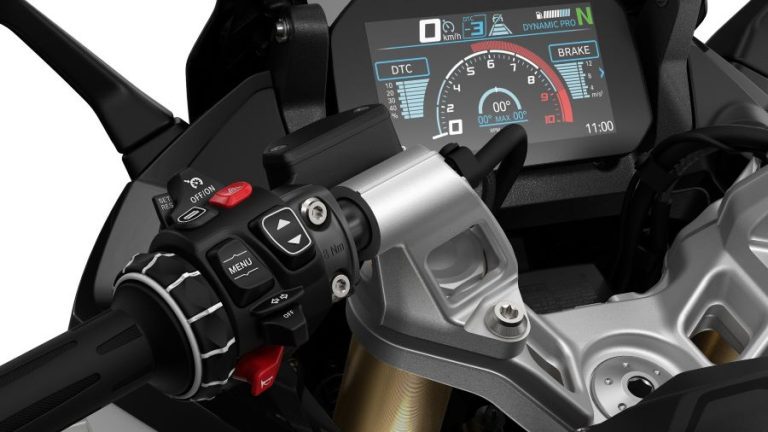 Tablero y puño izquierdeo de una BMW R 1300 RS 2026