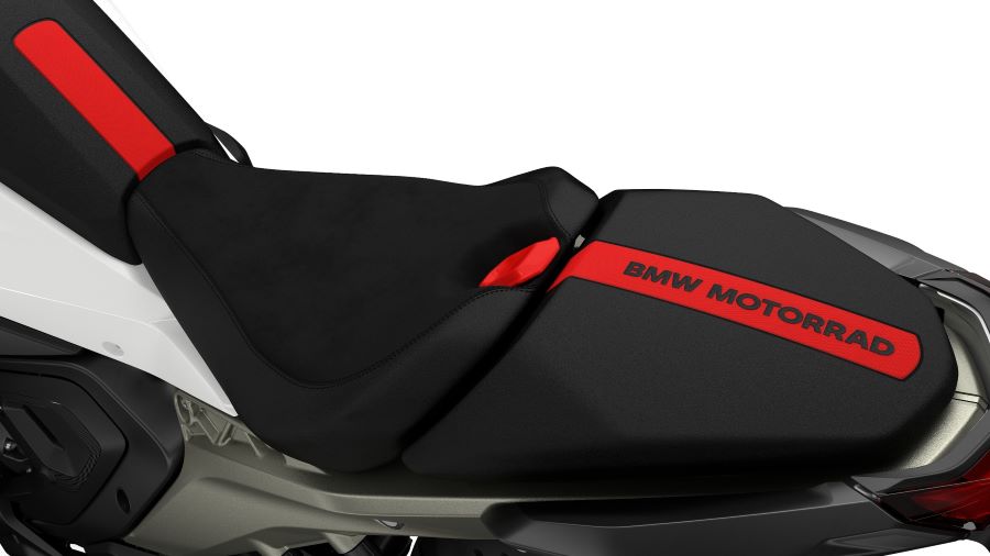 Asiento de una BMW R 1300 RS 2026, negro con una franja central roja